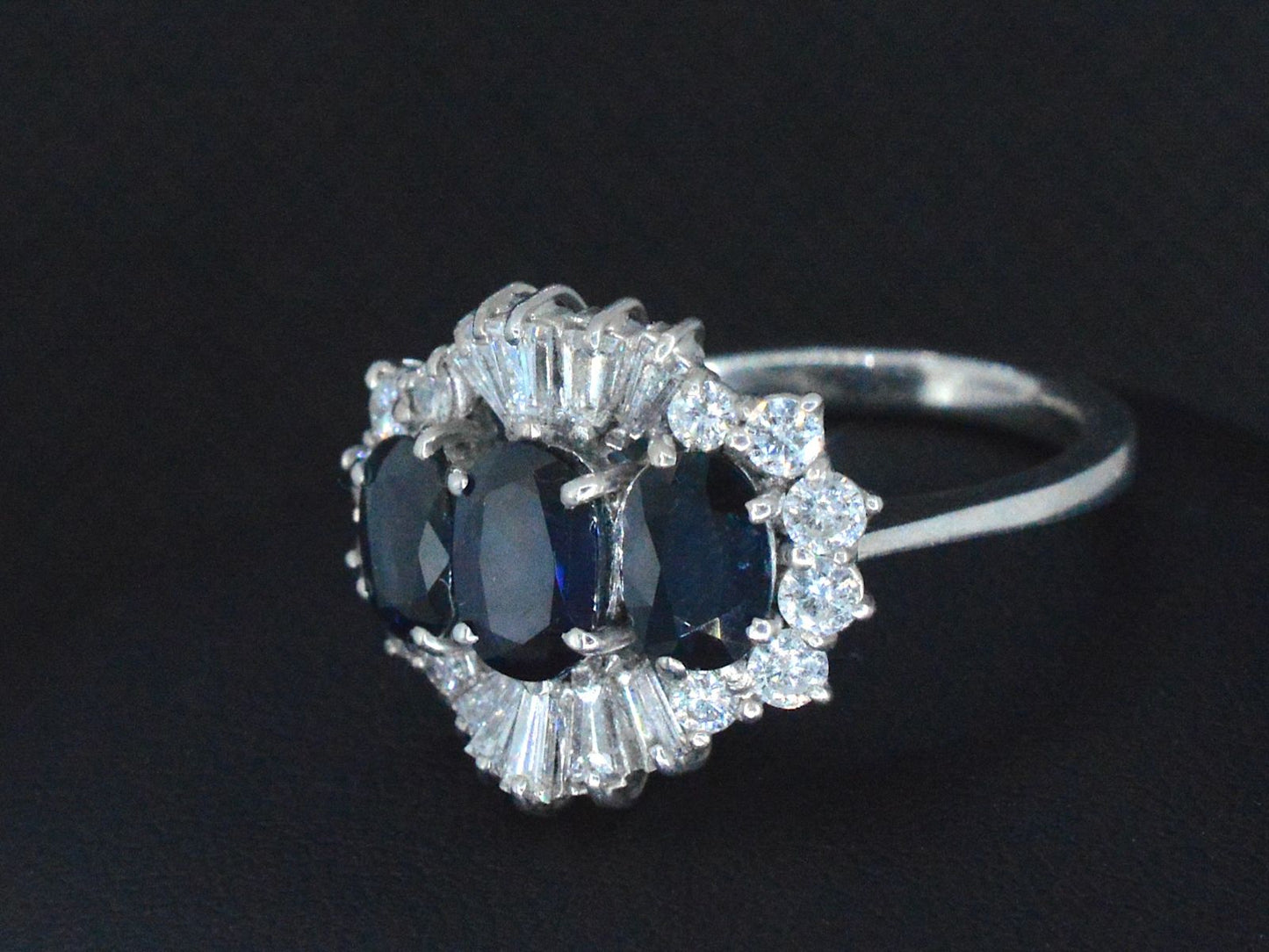 Gouden ring met diamanten en saffieren