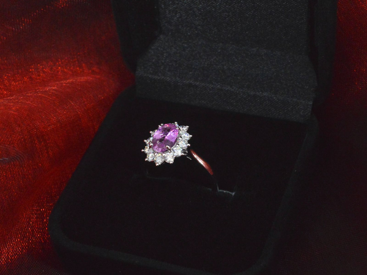 Witgouden ring met diamanten en 1.50 carat pink sapphire