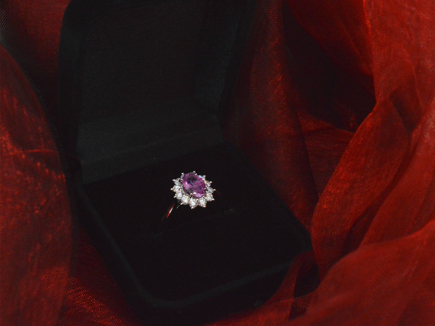Witgouden ring met diamanten en 1.50 carat pink sapphire