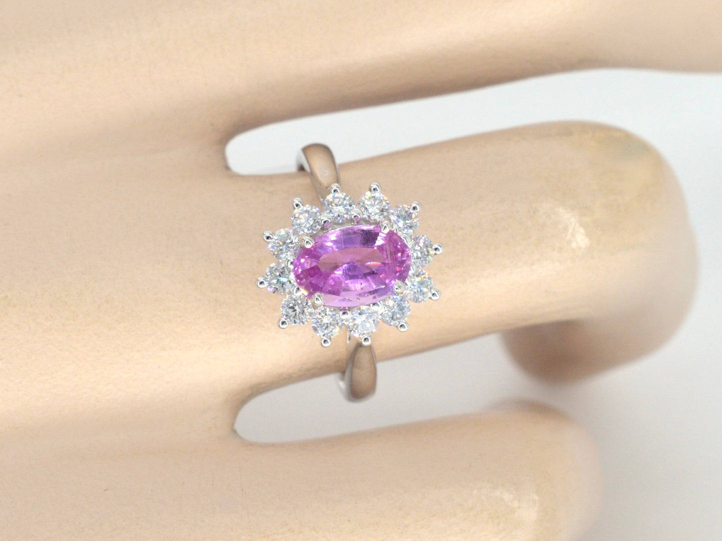 Witgouden ring met diamanten en 1.50 carat pink sapphire