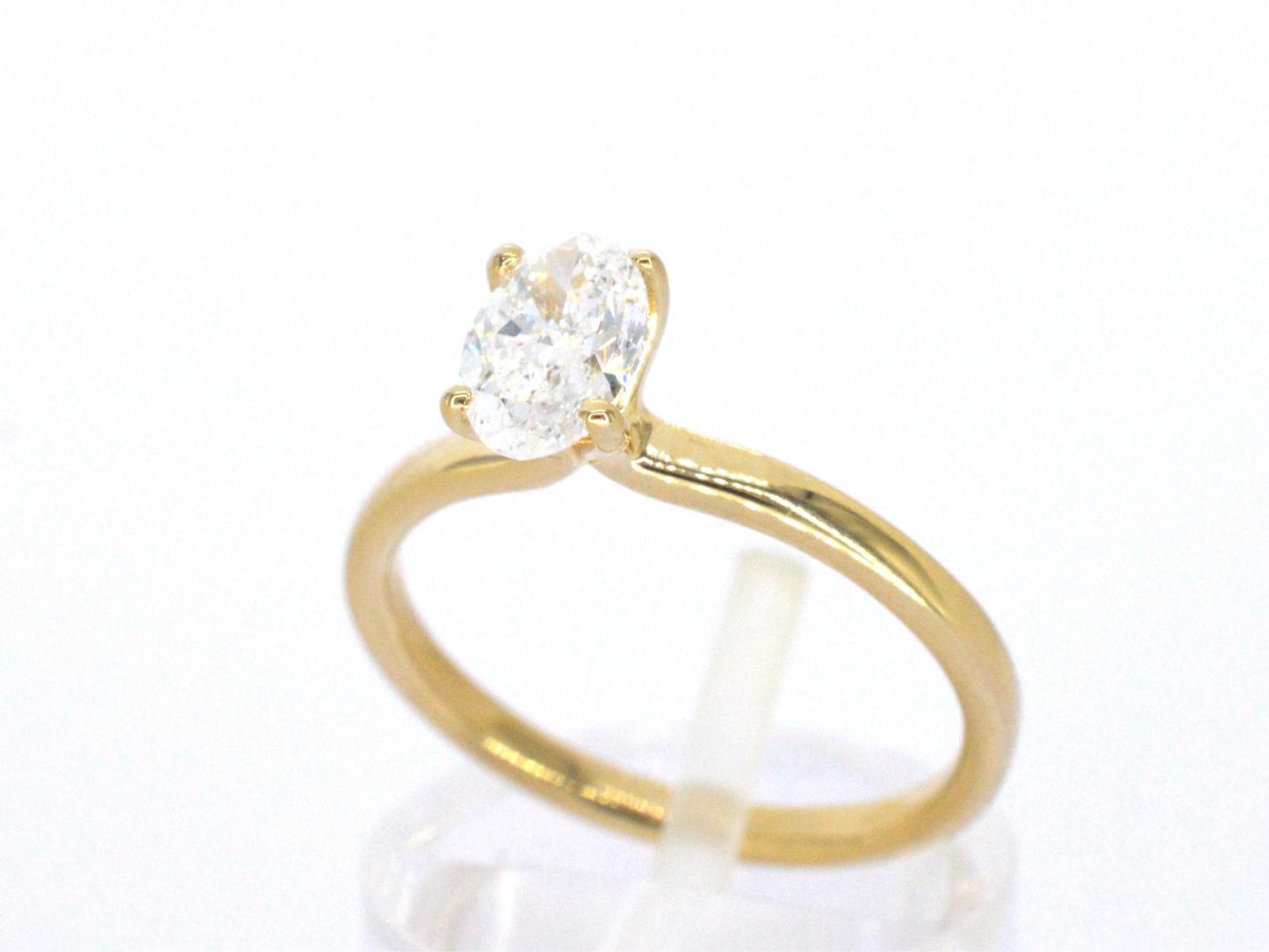 Gouden solitair ring met een 1.00 carat ovaal geslepen diamant