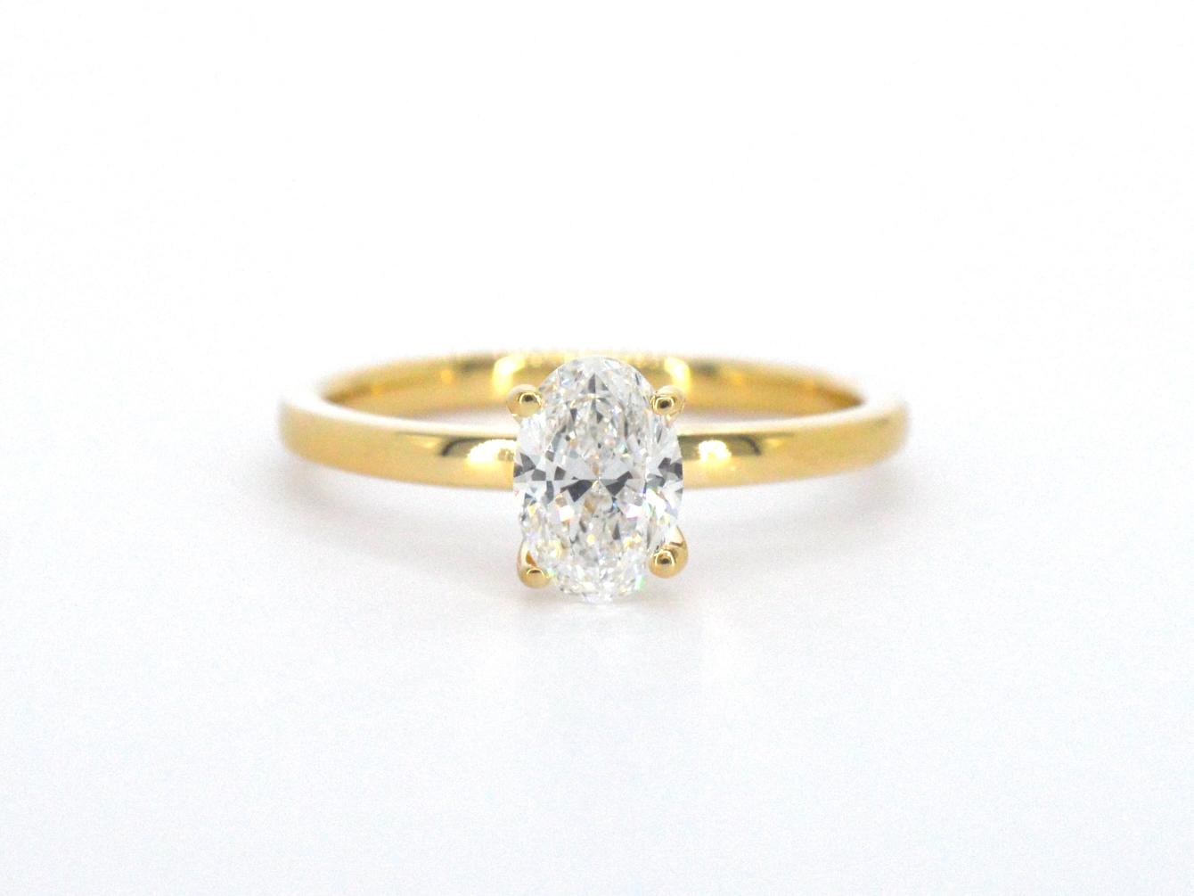 Gouden solitair ring met een 1.00 carat ovaal geslepen diamant