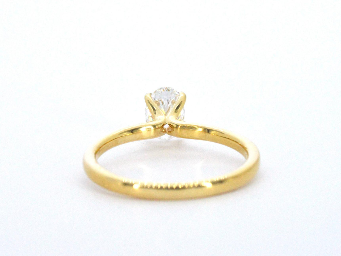 Gouden solitair ring met een 1.00 carat ovaal geslepen diamant
