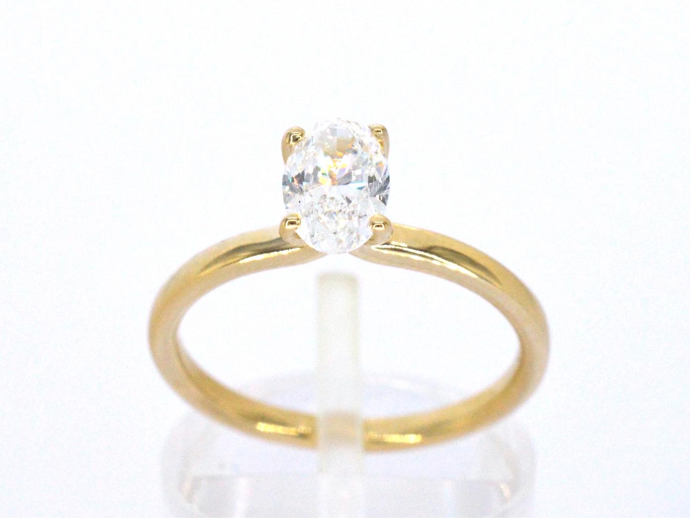 Gouden solitair ring met een 1.00 carat ovaal geslepen diamant