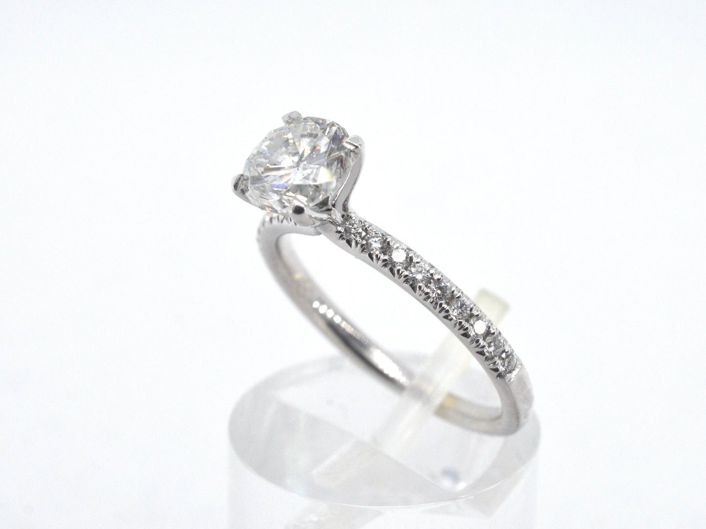 Solitair ring met een echte natuurlijke diamant en kleine briljant geslepen diamanten