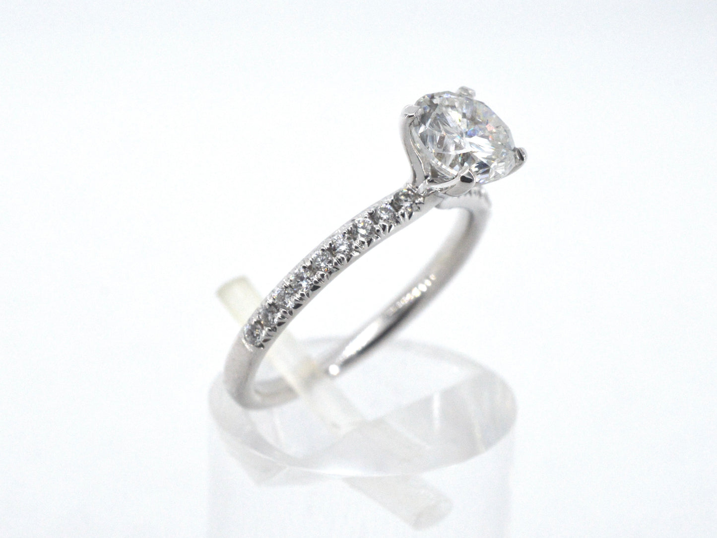 Solitair ring met een echte natuurlijke diamant en kleine briljant geslepen diamanten