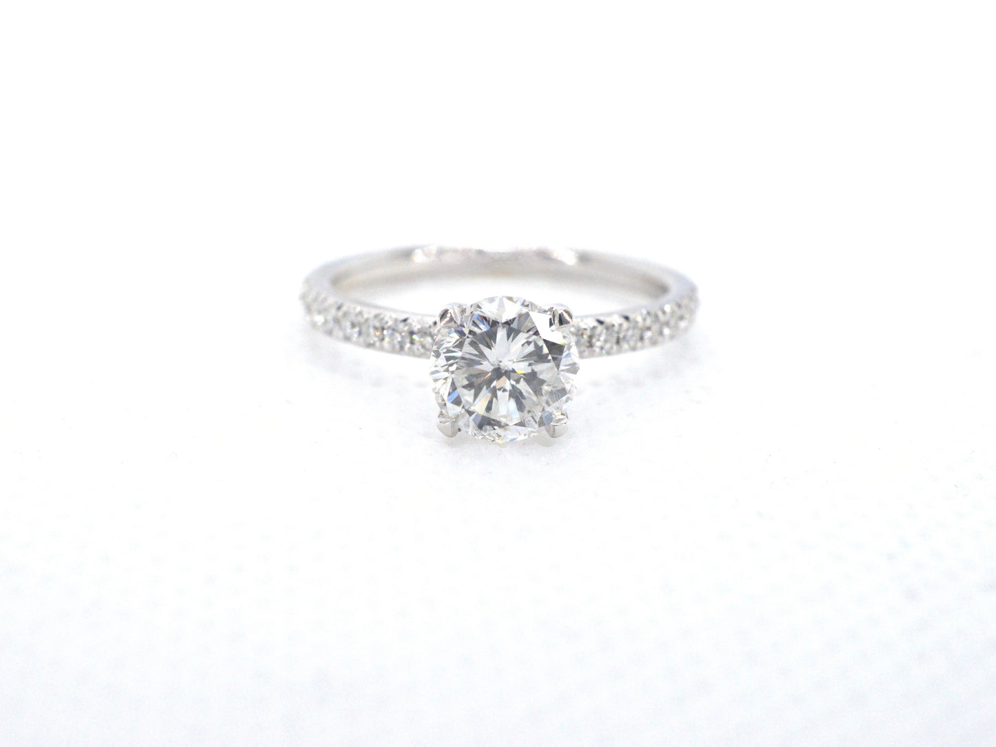 Solitair ring met een echte natuurlijke diamant en kleine briljant geslepen diamanten