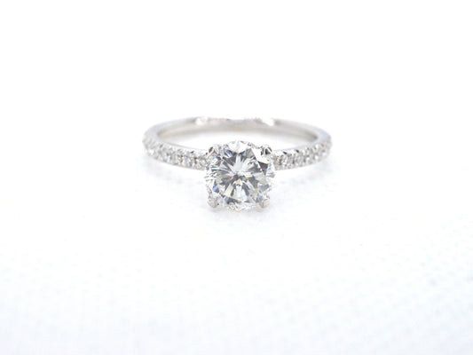 Solitair ring met een echte natuurlijke diamant en kleine briljant geslepen diamanten