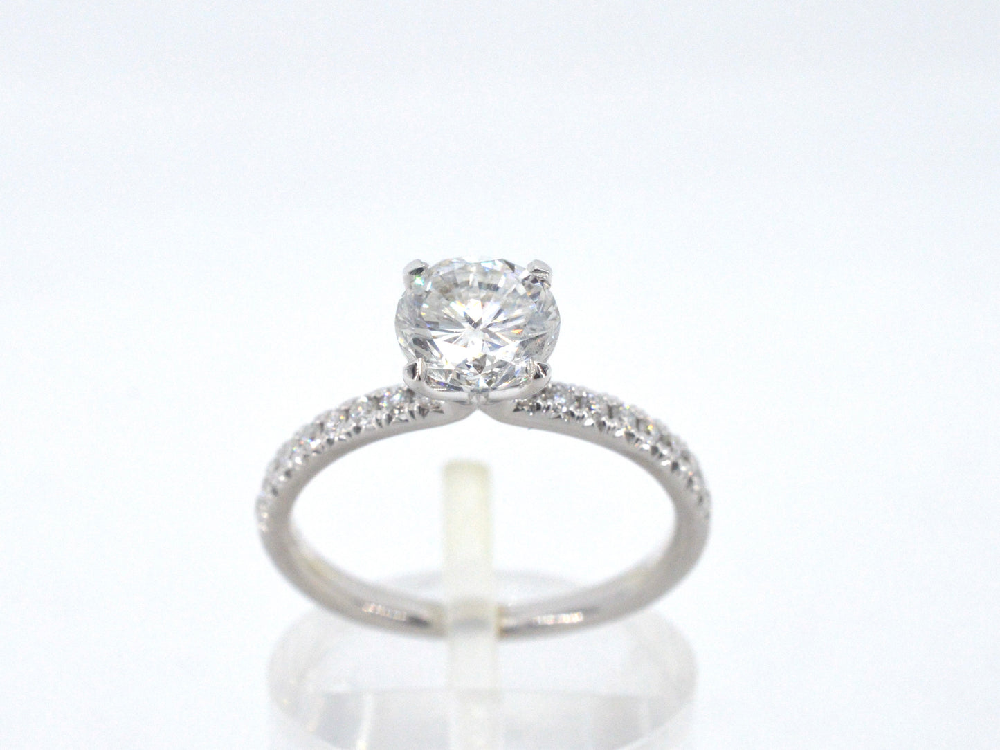 Solitair ring met een echte natuurlijke diamant en kleine briljant geslepen diamanten