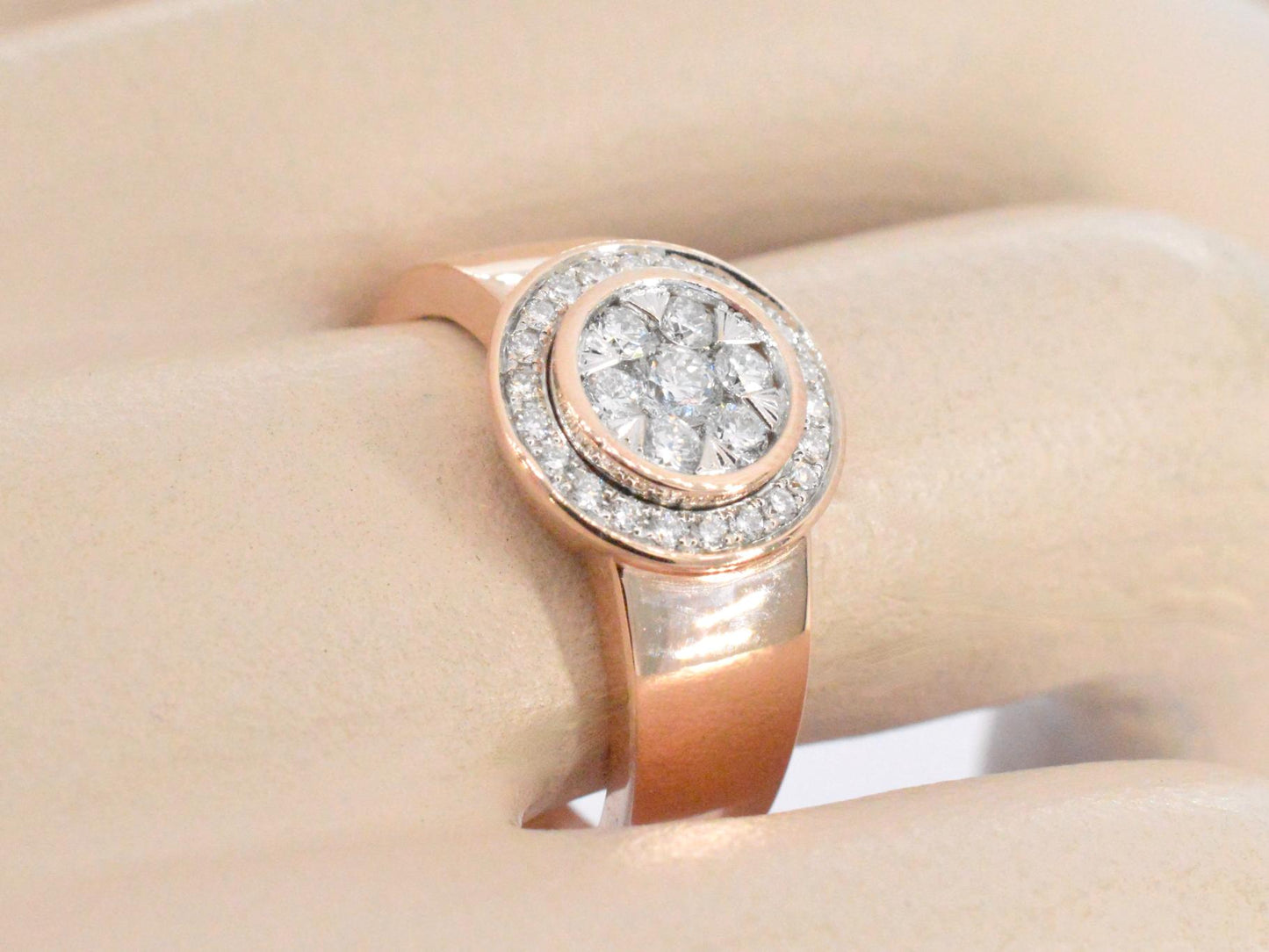 Rosegouden ring mooi gezet met natuurlijke diamanten van hoge kwaliteit