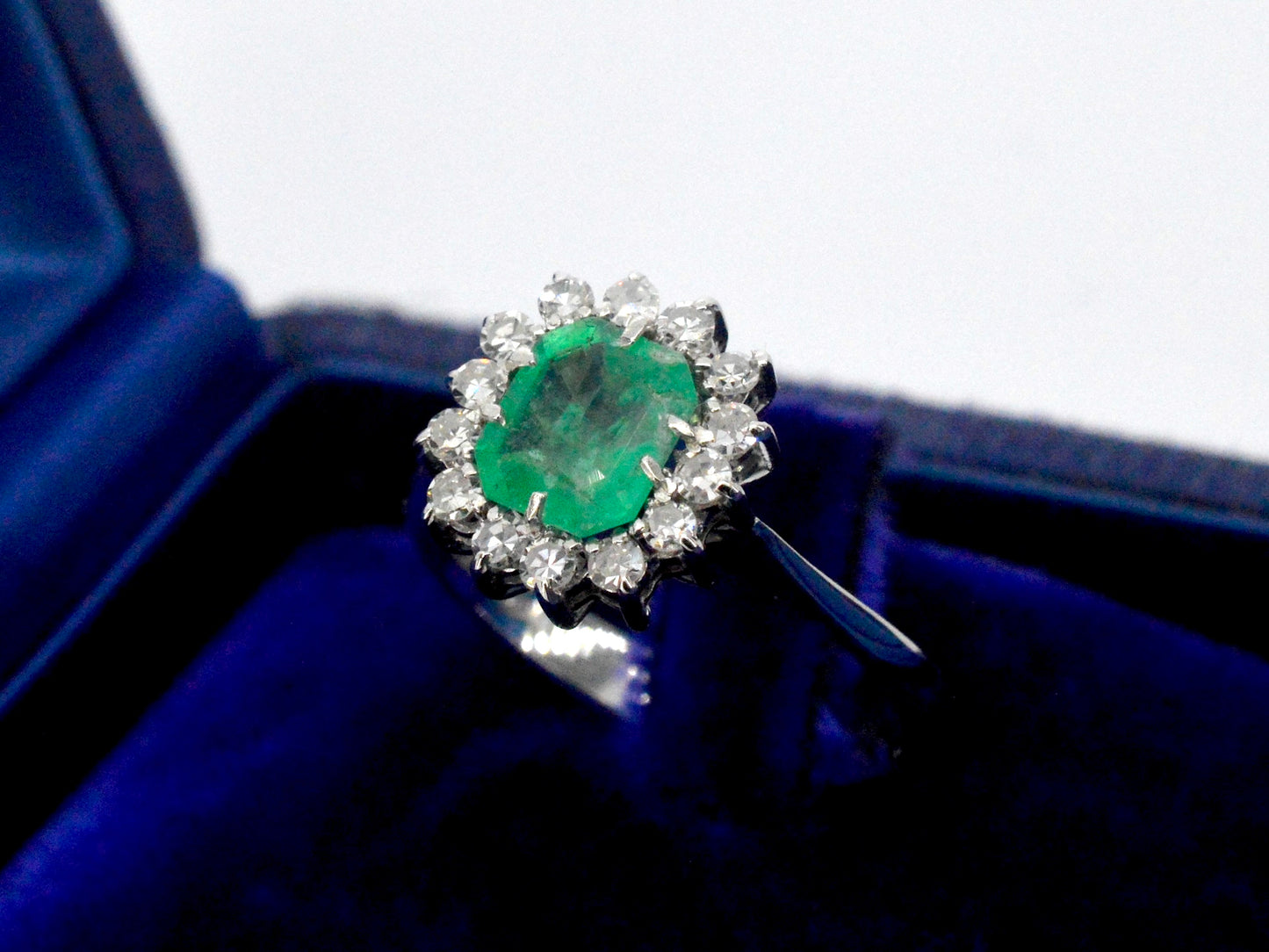 Gouden ring met de hand gemaakt met diamanten en hoge kwaliteit smaragd