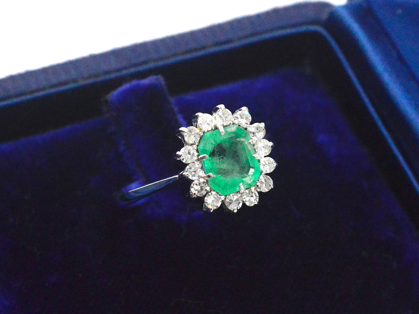 Gouden ring met de hand gemaakt met diamanten en hoge kwaliteit smaragd