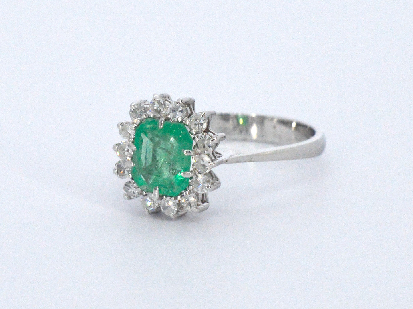 Gouden ring met de hand gemaakt met diamanten en hoge kwaliteit smaragd