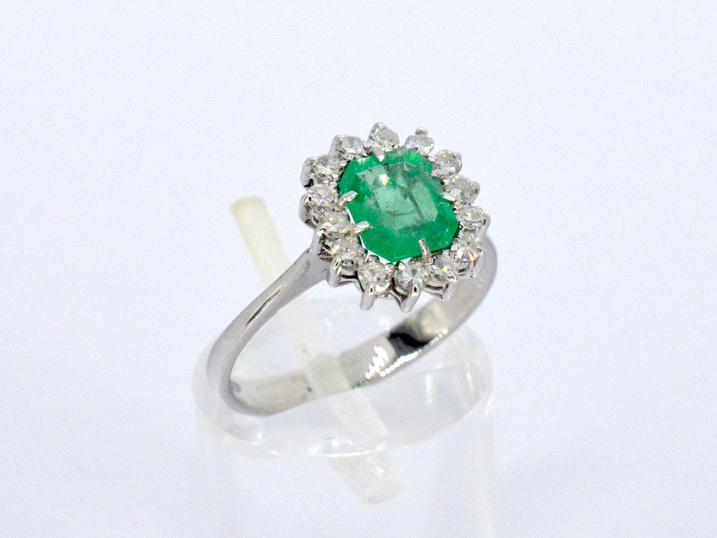 Gouden ring met de hand gemaakt met diamanten en hoge kwaliteit smaragd