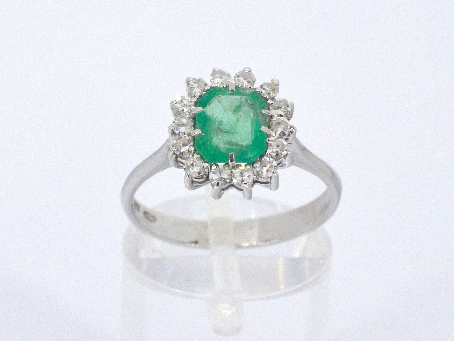 Gouden ring met de hand gemaakt met diamanten en hoge kwaliteit smaragd