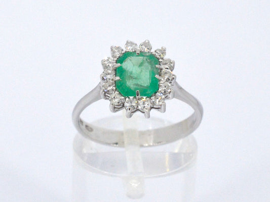 Gouden ring met de hand gemaakt met diamanten en hoge kwaliteit smaragd