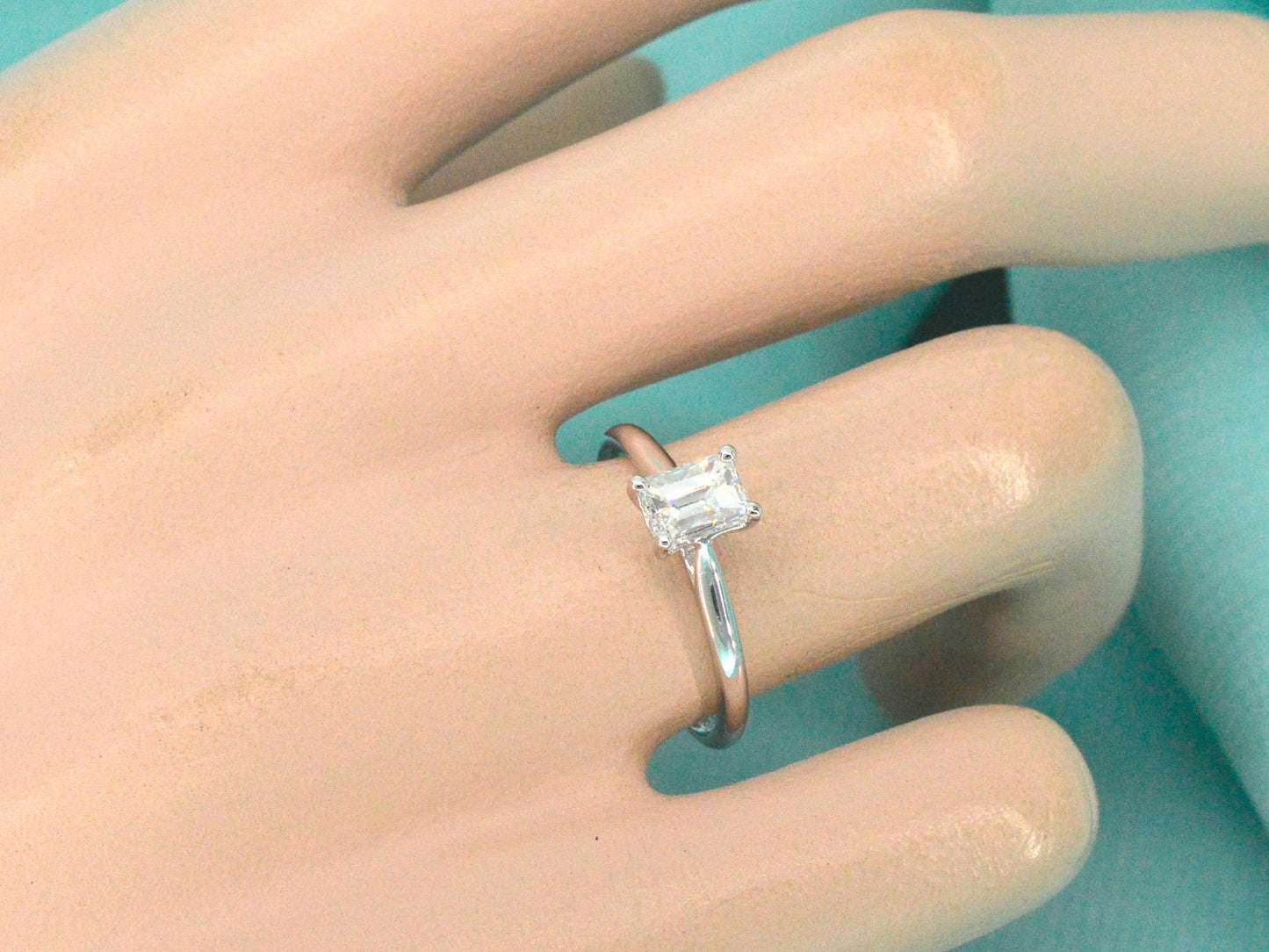 Witgouden ring van 18 carat met een Emerald geslepen diamant van zeer hoge kwaliteit met GIA certificaat
