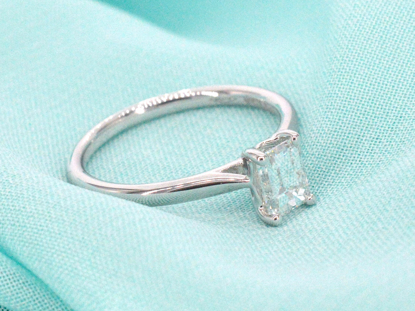 Witgouden ring van 18 carat met een Emerald geslepen diamant van zeer hoge kwaliteit met GIA certificaat