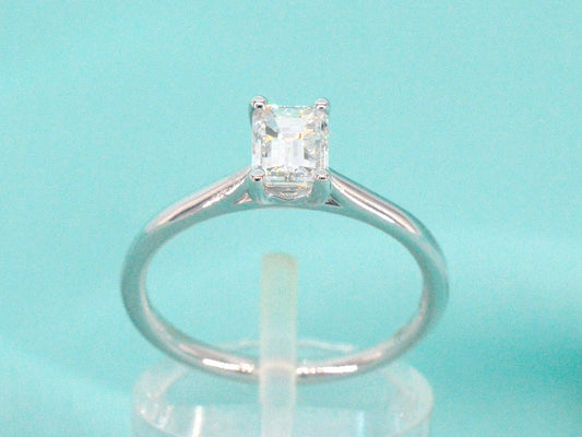 Witgouden ring van 18 carat met een Emerald geslepen diamant van zeer hoge kwaliteit met GIA certificaat