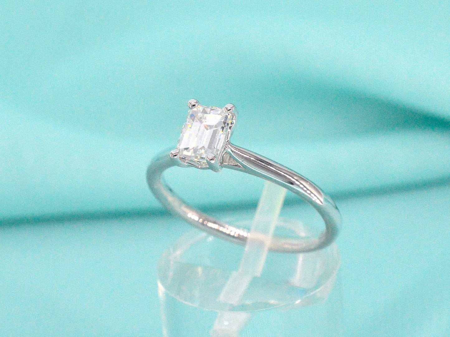 Witgouden ring van 18 carat met een Emerald geslepen diamant van zeer hoge kwaliteit met GIA certificaat