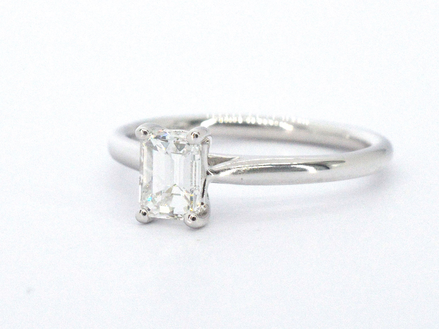 Witgouden ring van 18 carat met een Emerald geslepen diamant van zeer hoge kwaliteit met GIA certificaat