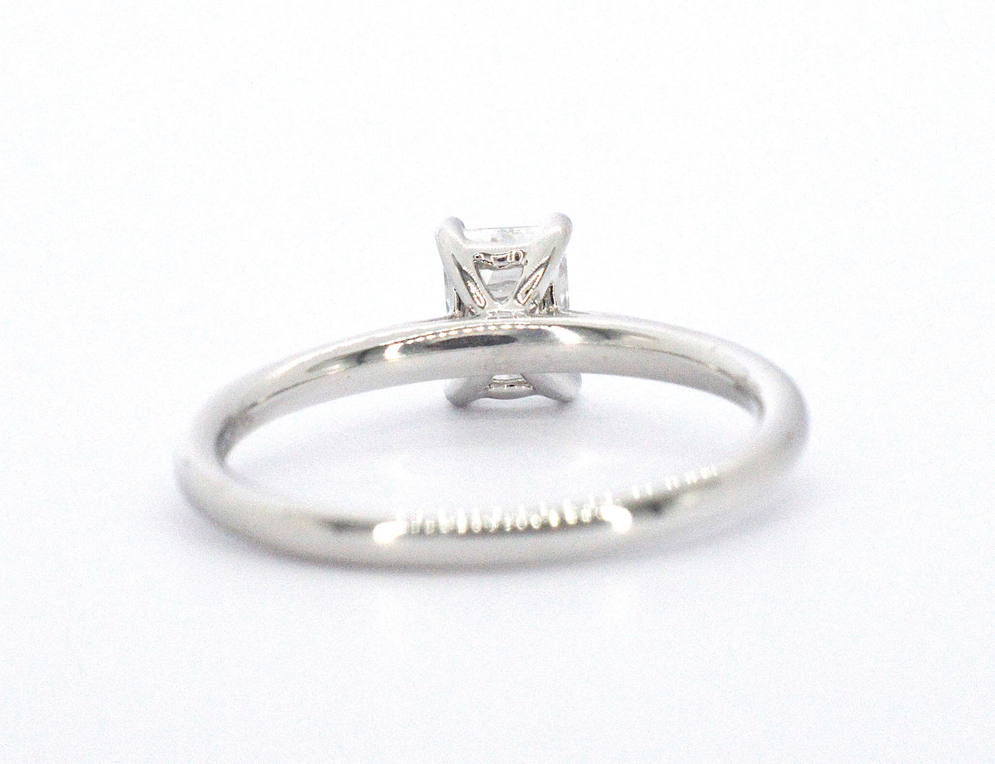 Witgouden ring van 18 carat met een Emerald geslepen diamant van zeer hoge kwaliteit met GIA certificaat