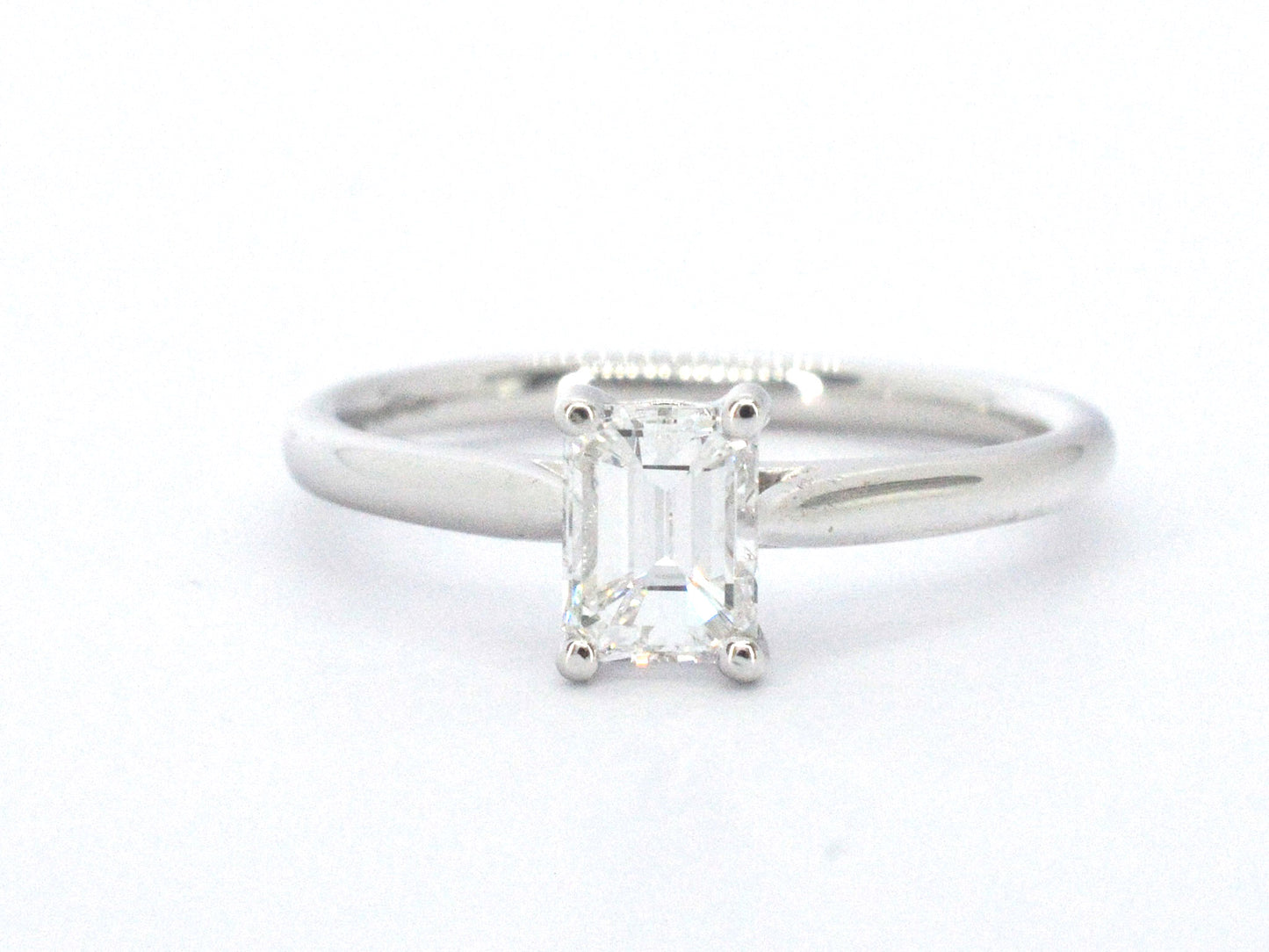 Witgouden ring van 18 carat met een Emerald geslepen diamant van zeer hoge kwaliteit met GIA certificaat