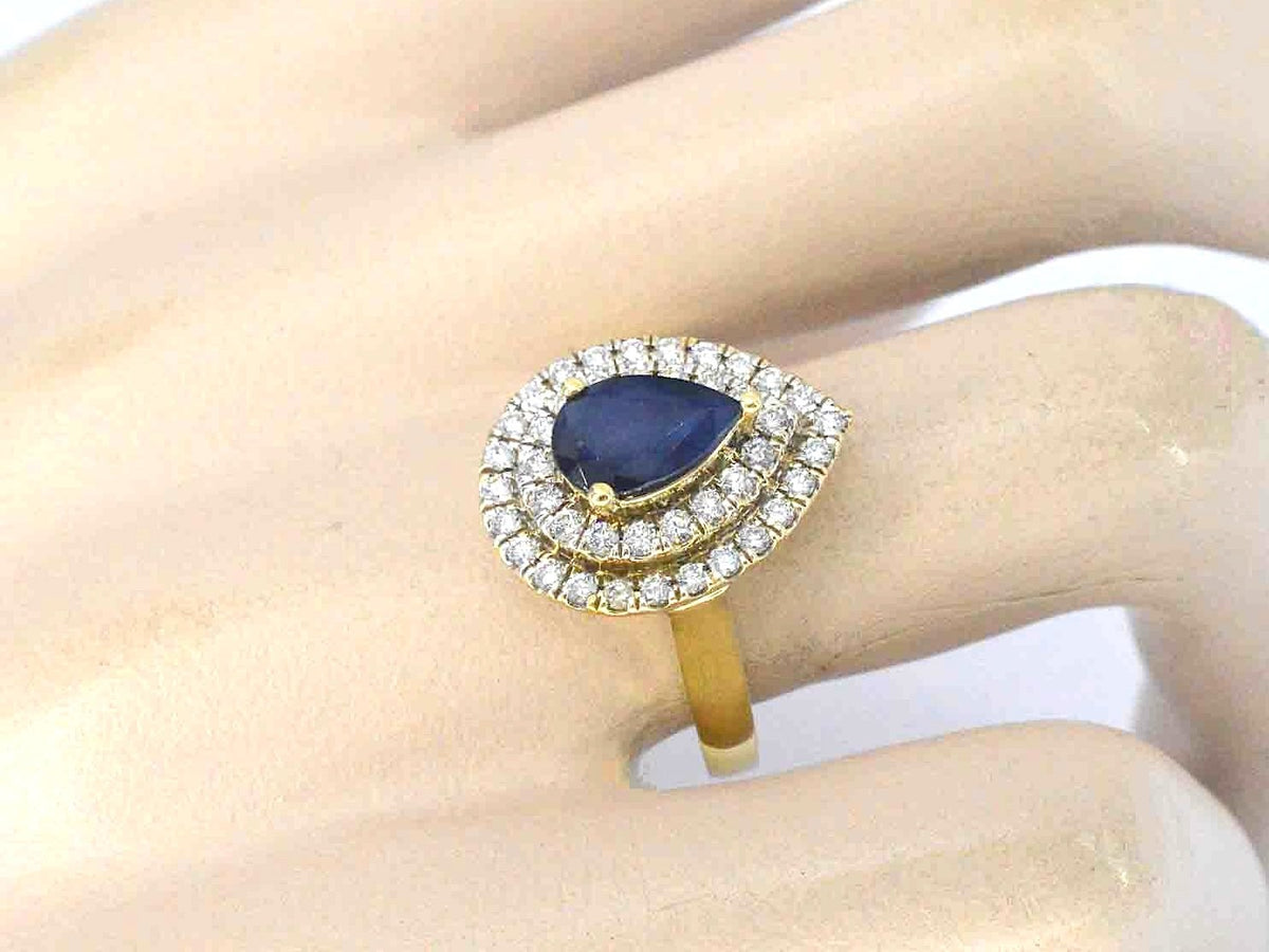 Gouden ring met centraal een natuurlijke saffier omringt door rijen aan natuurlijke briljant diamanten