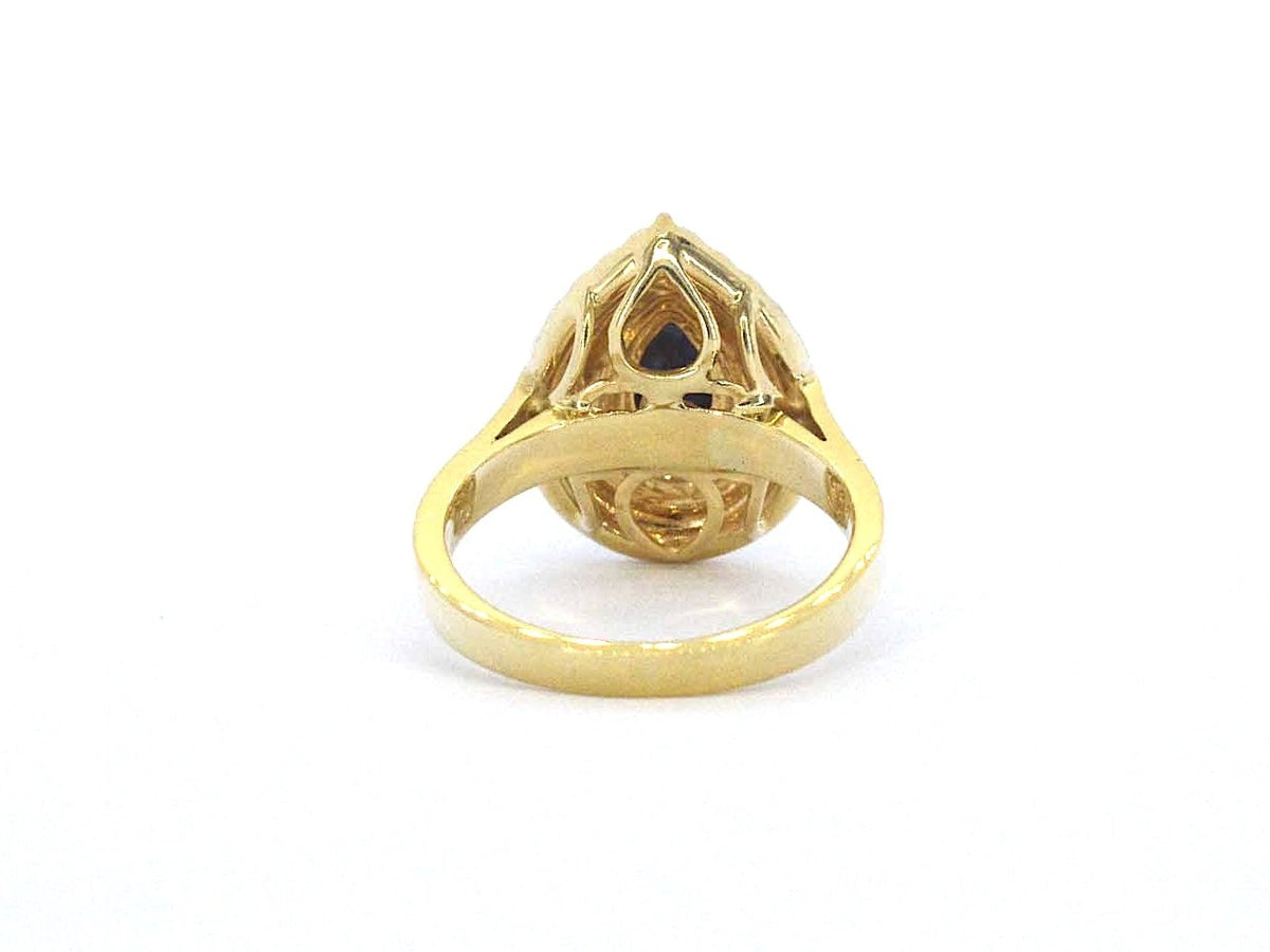 Gouden ring met centraal een natuurlijke saffier omringt door rijen aan natuurlijke briljant diamanten