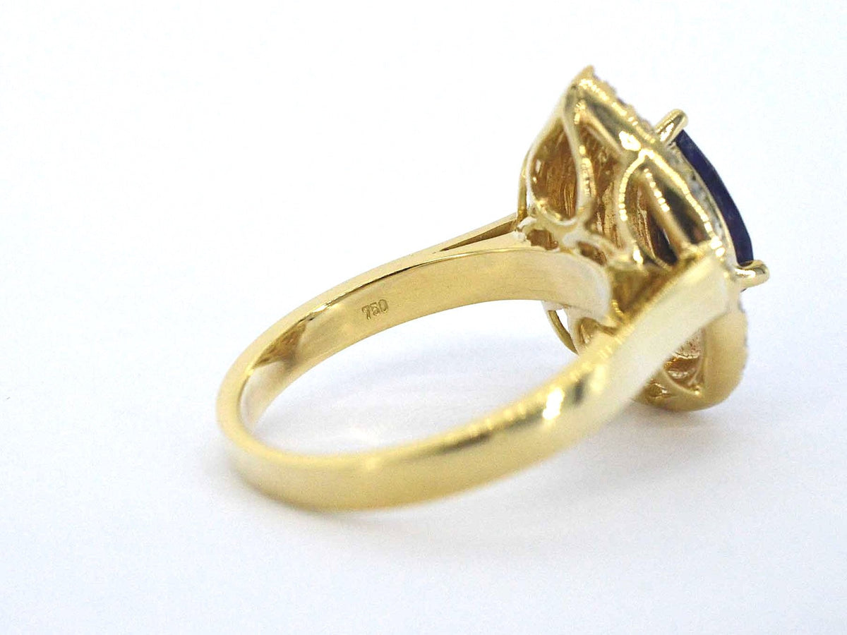 Gouden ring met centraal een natuurlijke saffier omringt door rijen aan natuurlijke briljant diamanten