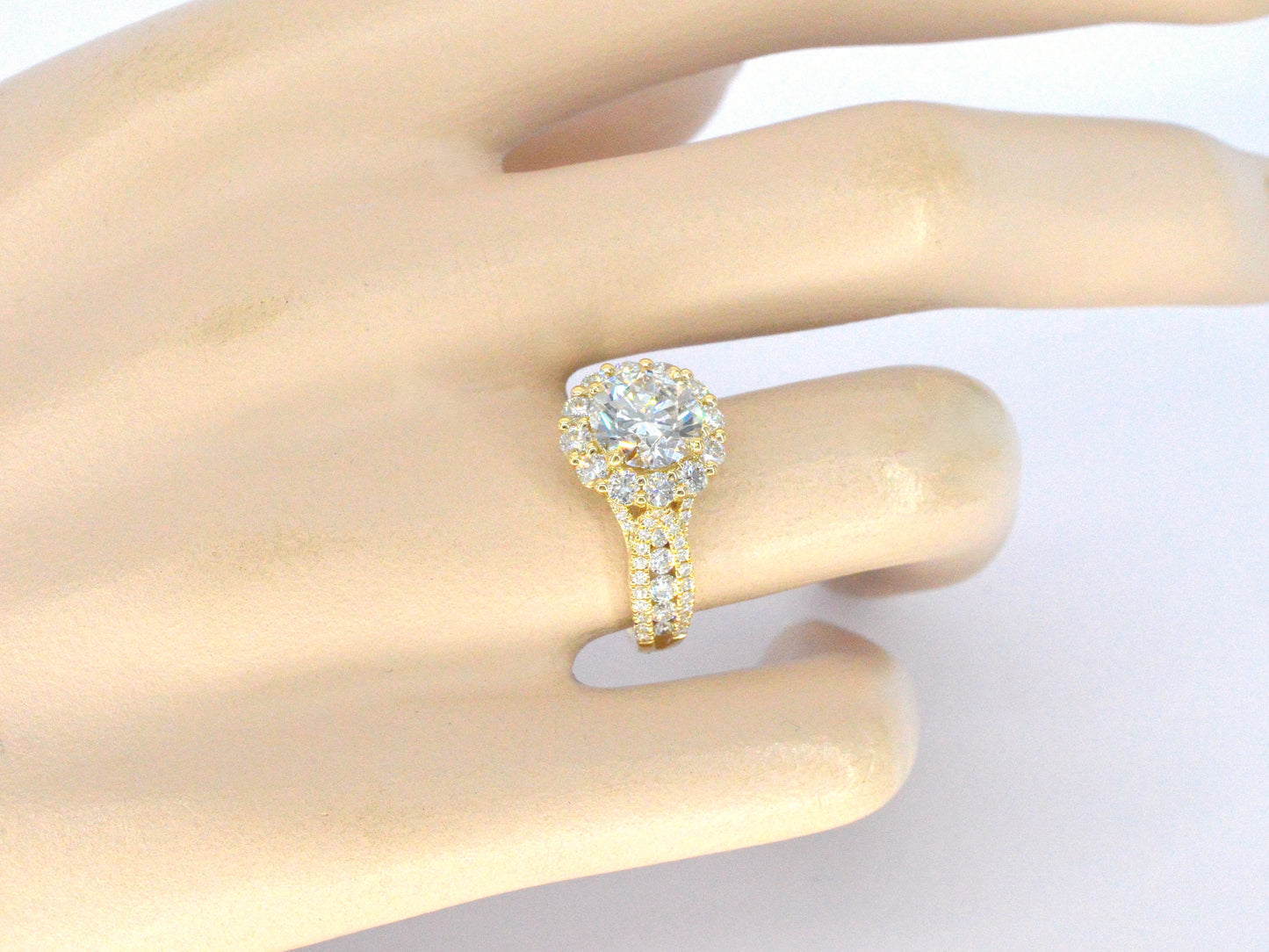 Gouden entourage ring met een 2.00 carat briljant geslepen diamant