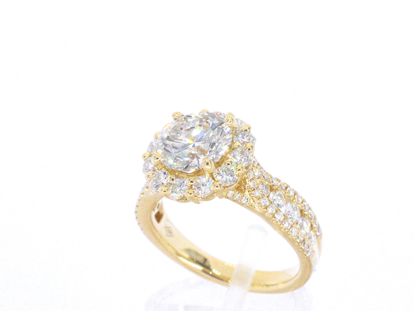 Gouden entourage ring met een 2.00 carat briljant geslepen diamant