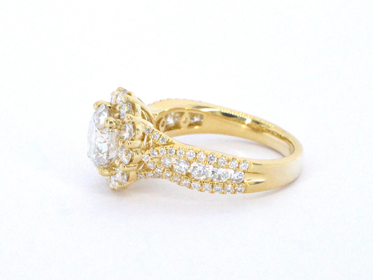 Gouden entourage ring met een 2.00 carat briljant geslepen diamant