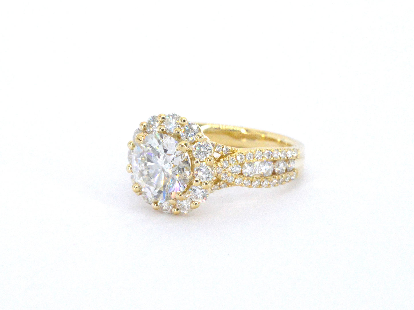 Gouden entourage ring met een 2.00 carat briljant geslepen diamant