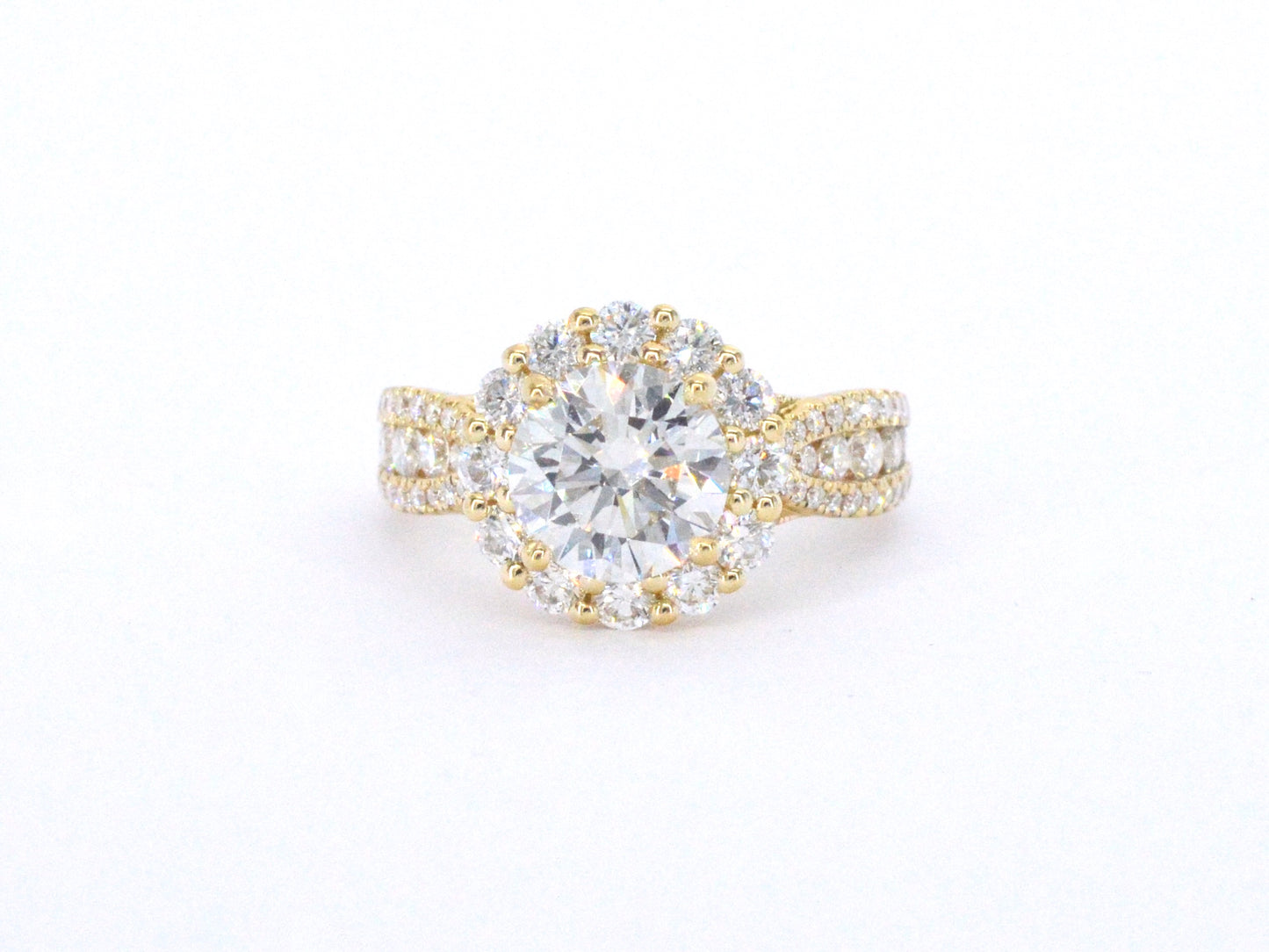 Gouden entourage ring met een 2.00 carat briljant geslepen diamant