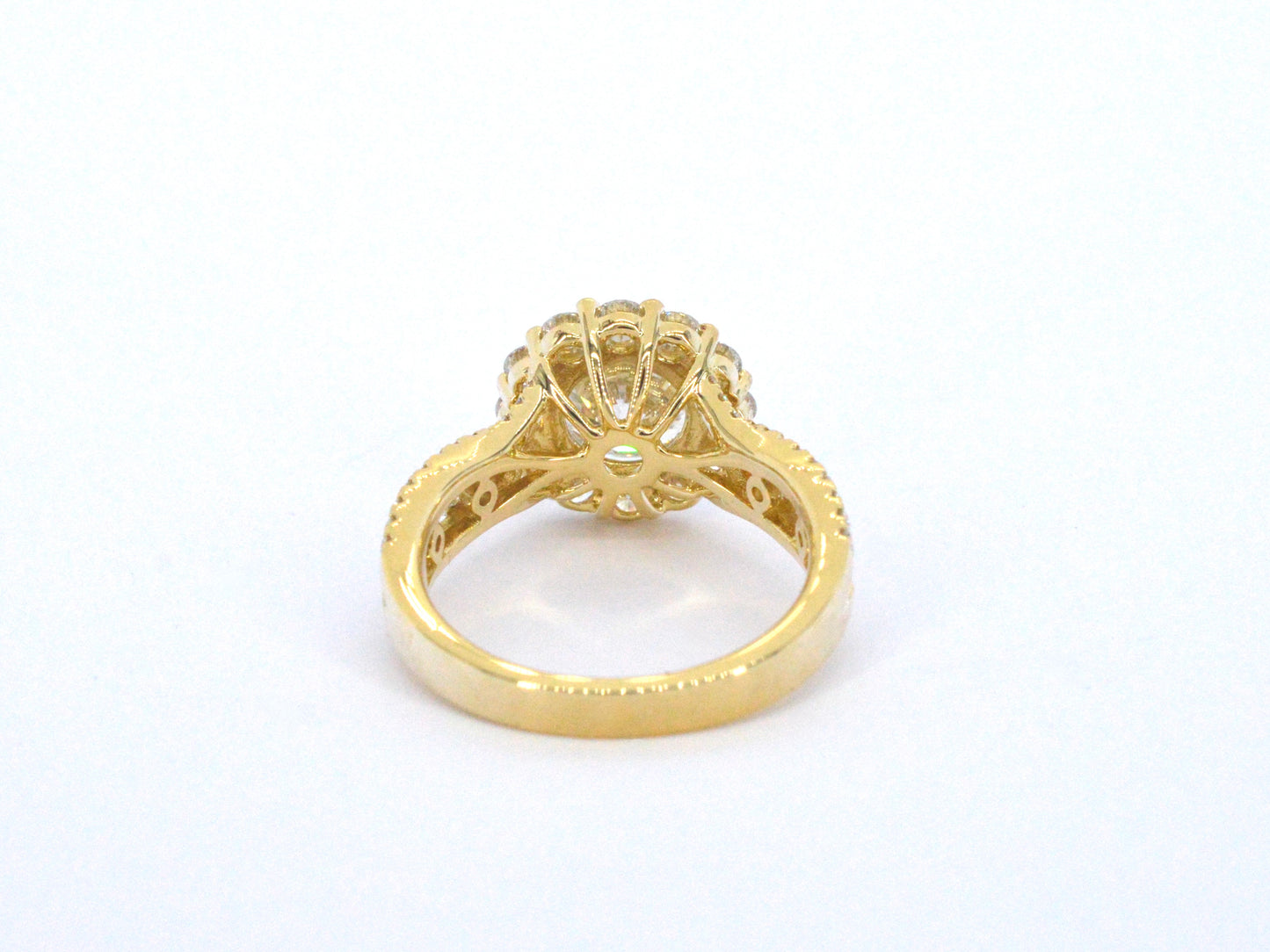 Gouden entourage ring met een 2.00 carat briljant geslepen diamant