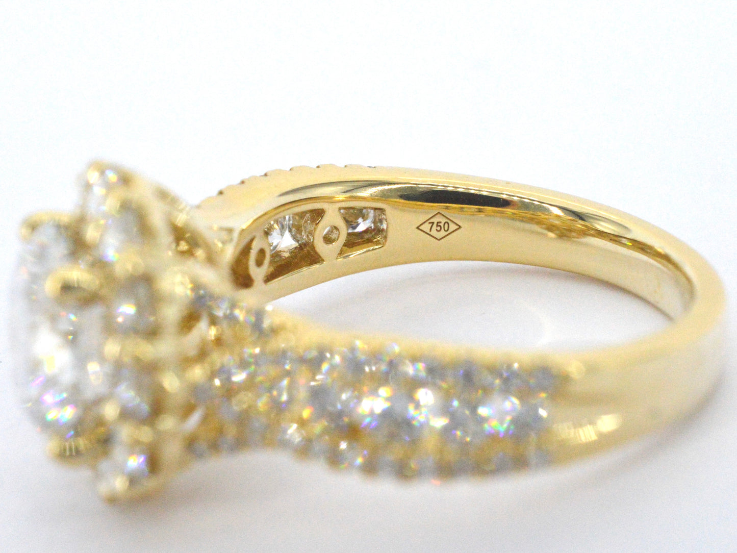 Gouden entourage ring met een 2.00 carat briljant geslepen diamant