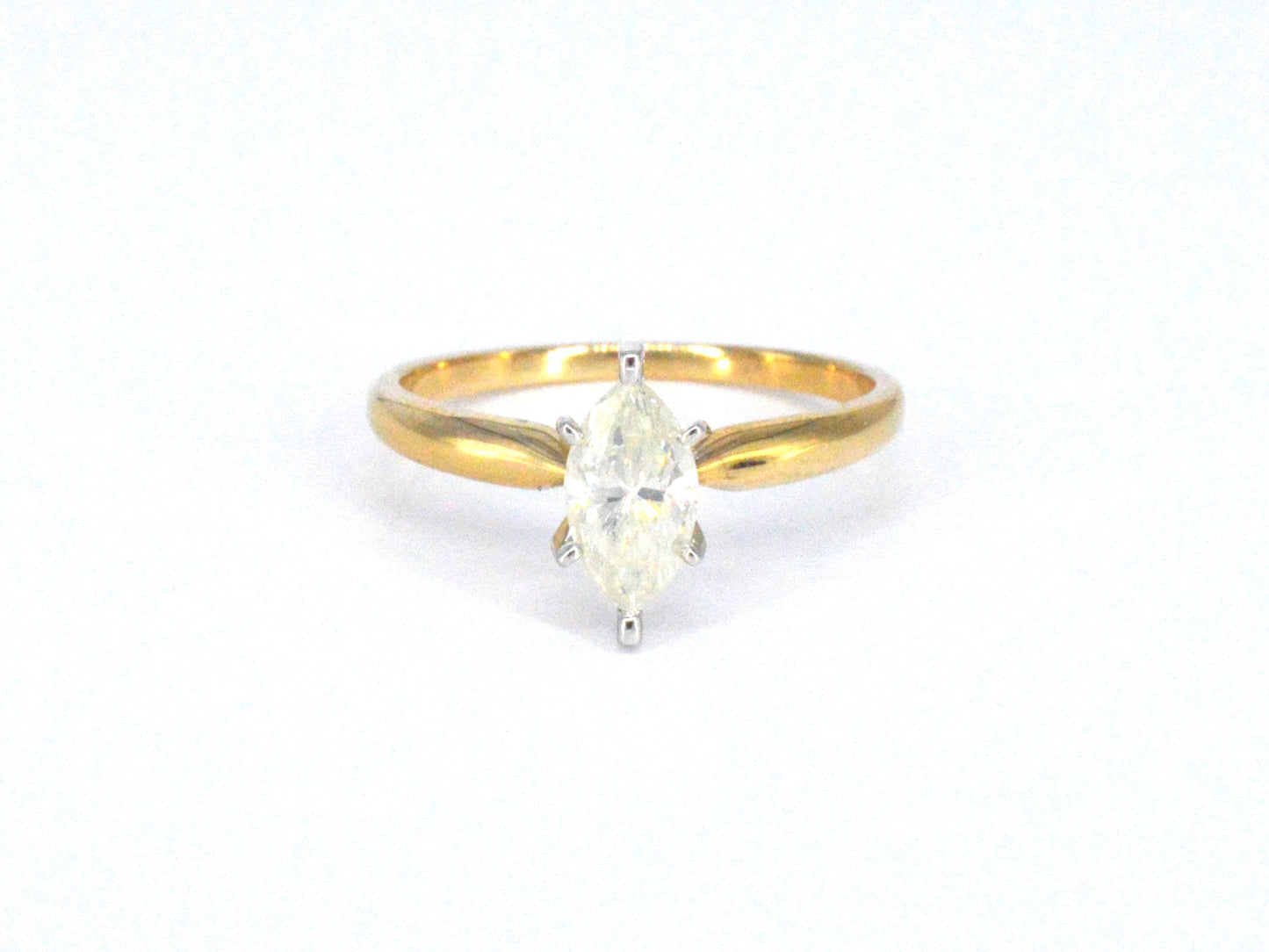 Gouden solitaire ring met een marquise geslepen diamant in witte zetting