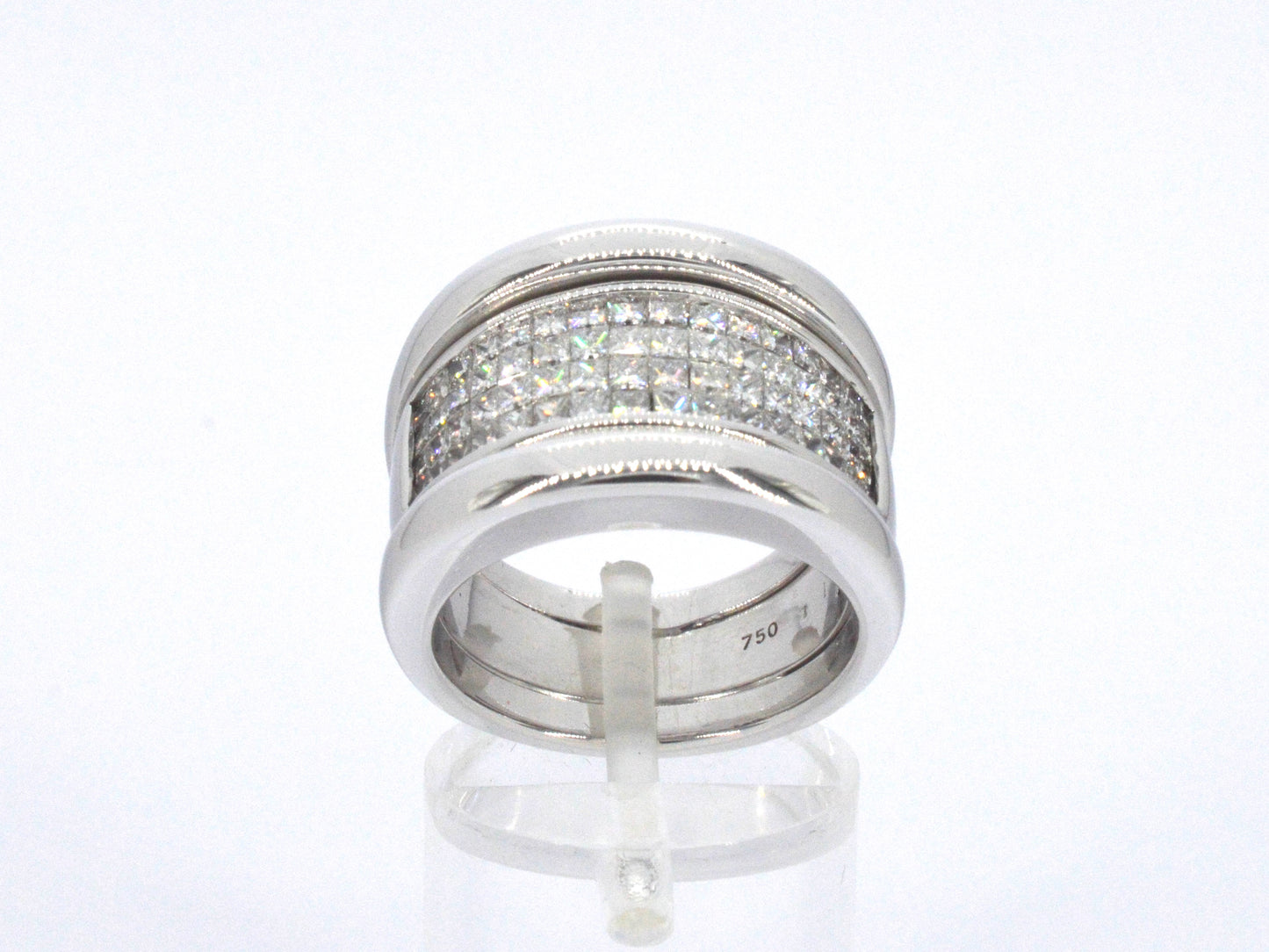Brede gouden rijring met princess geslepen diamanten