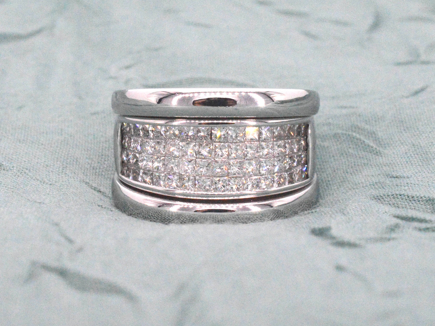 Brede gouden rijring met princess geslepen diamanten
