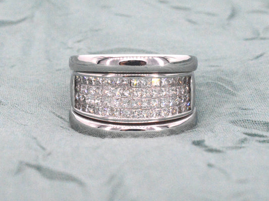 Brede gouden rijring met princess geslepen diamanten
