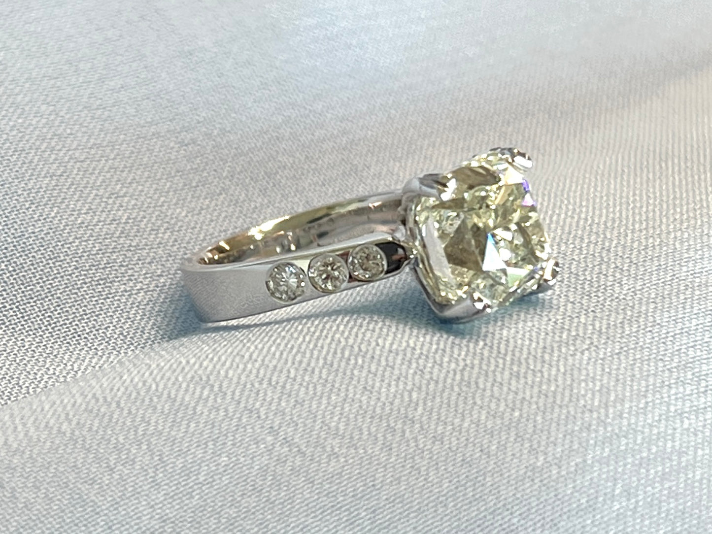 Witgouden ring met een grote natuurlijke diamant van 5.07 carat en natuurlijke briljant geslepen diamanten