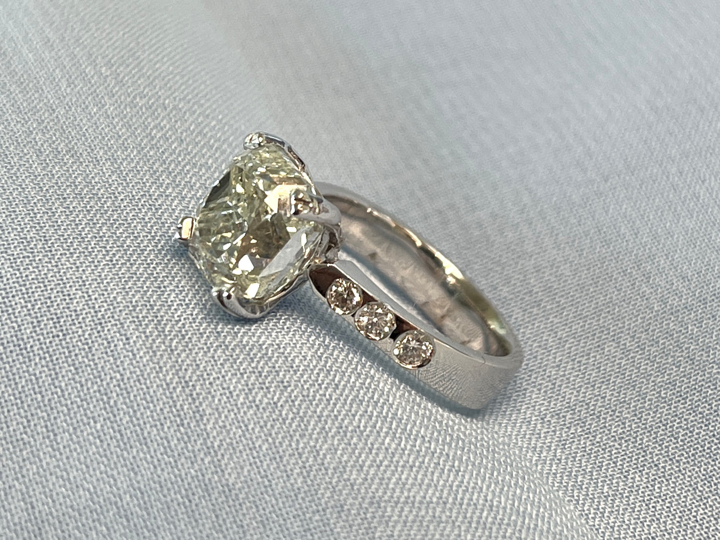 Witgouden ring met een grote natuurlijke diamant van 5.07 carat en natuurlijke briljant geslepen diamanten