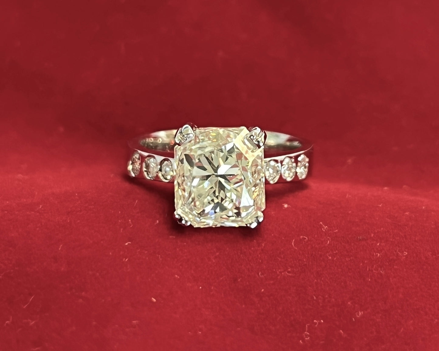 Witgouden ring met een grote natuurlijke diamant van 5.07 carat en natuurlijke briljant geslepen diamanten