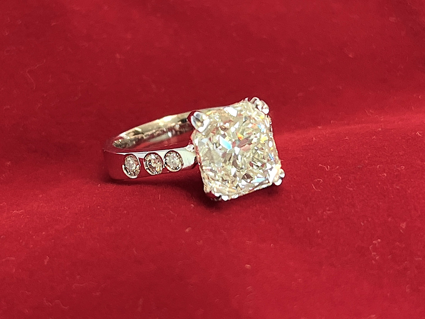 Witgouden ring met een grote natuurlijke diamant van 5.07 carat en natuurlijke briljant geslepen diamanten