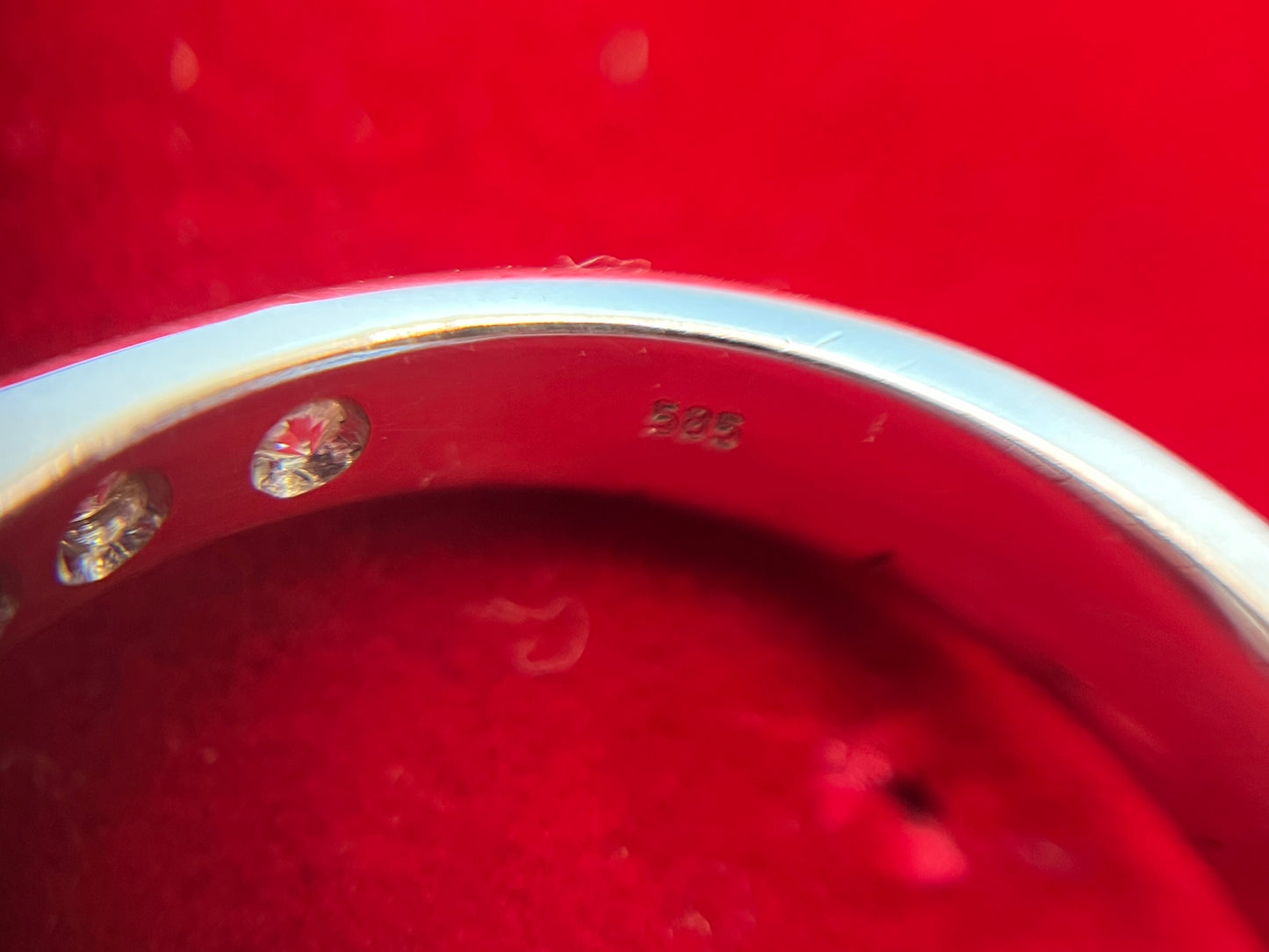 Witgouden ring met een grote natuurlijke diamant van 5.07 carat en natuurlijke briljant geslepen diamanten