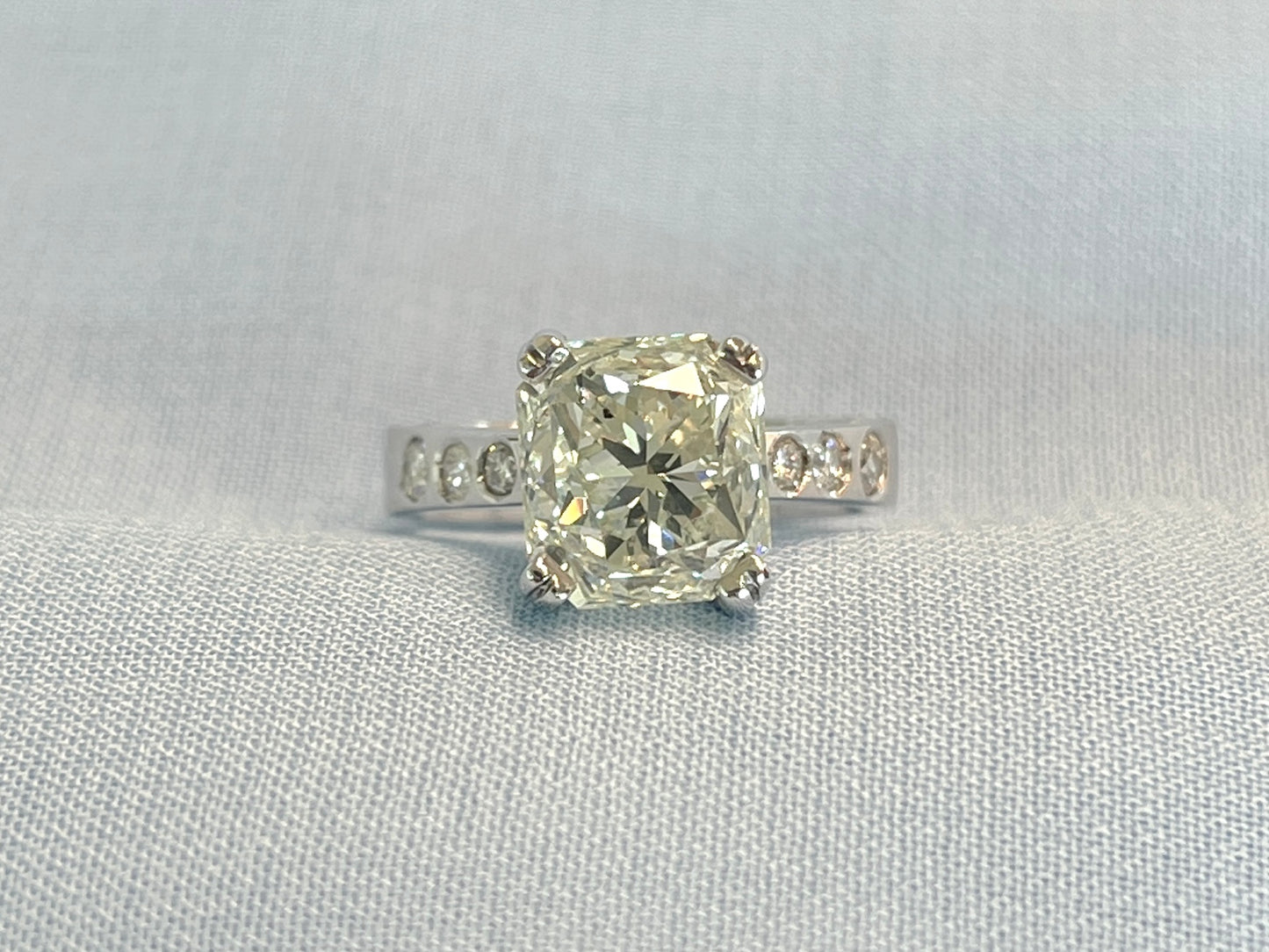 Witgouden ring met een grote natuurlijke diamant van 5.07 carat en natuurlijke briljant geslepen diamanten