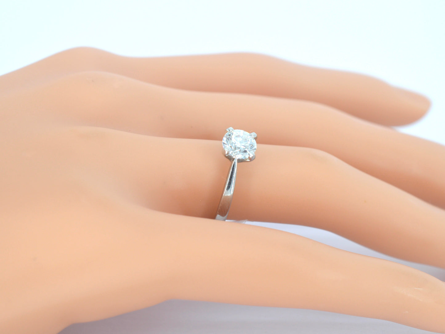 Witgouden solitaire ring met een diamant van 1.01 carat