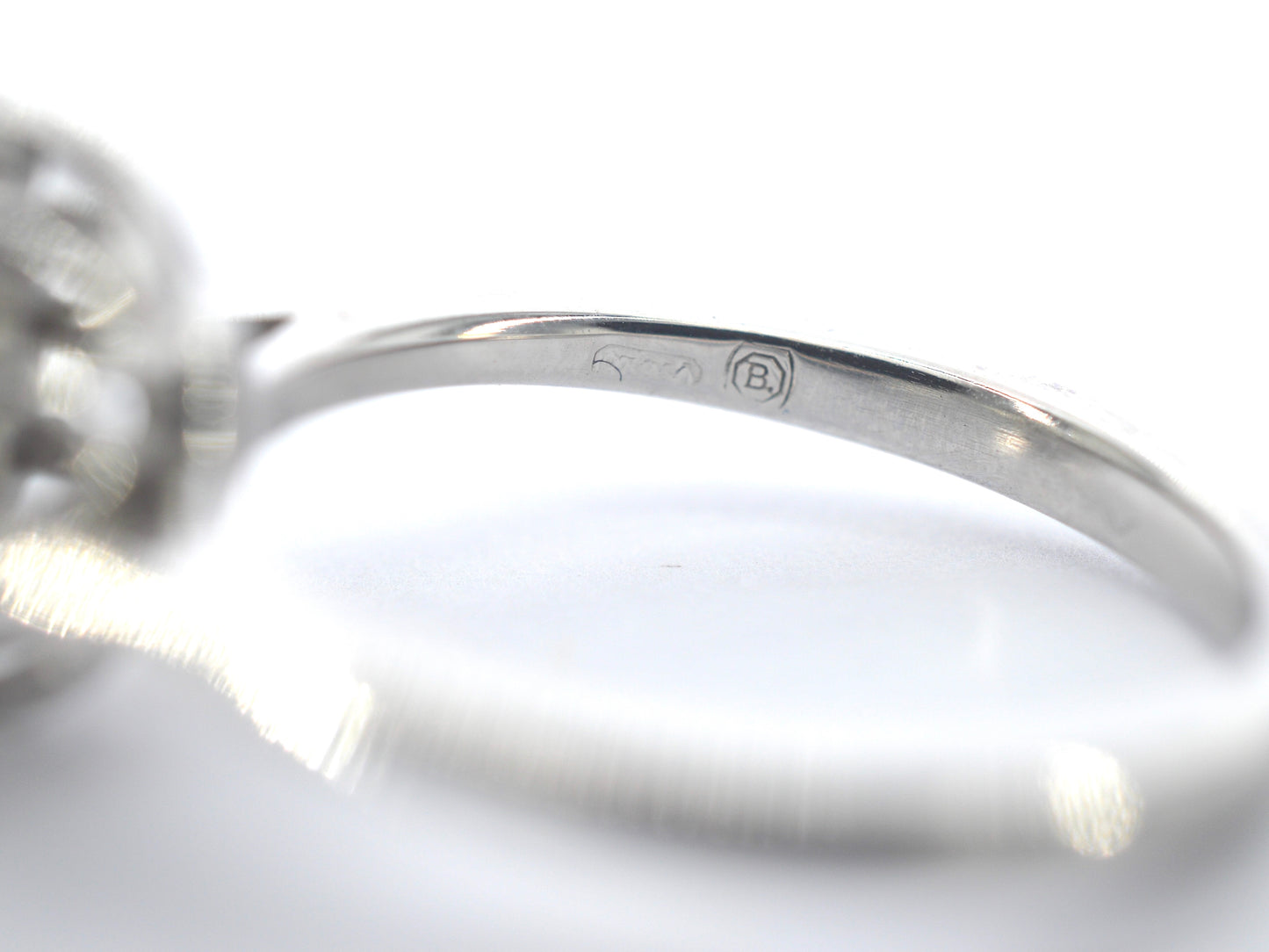 Platina entourage ring met een ovale diamant