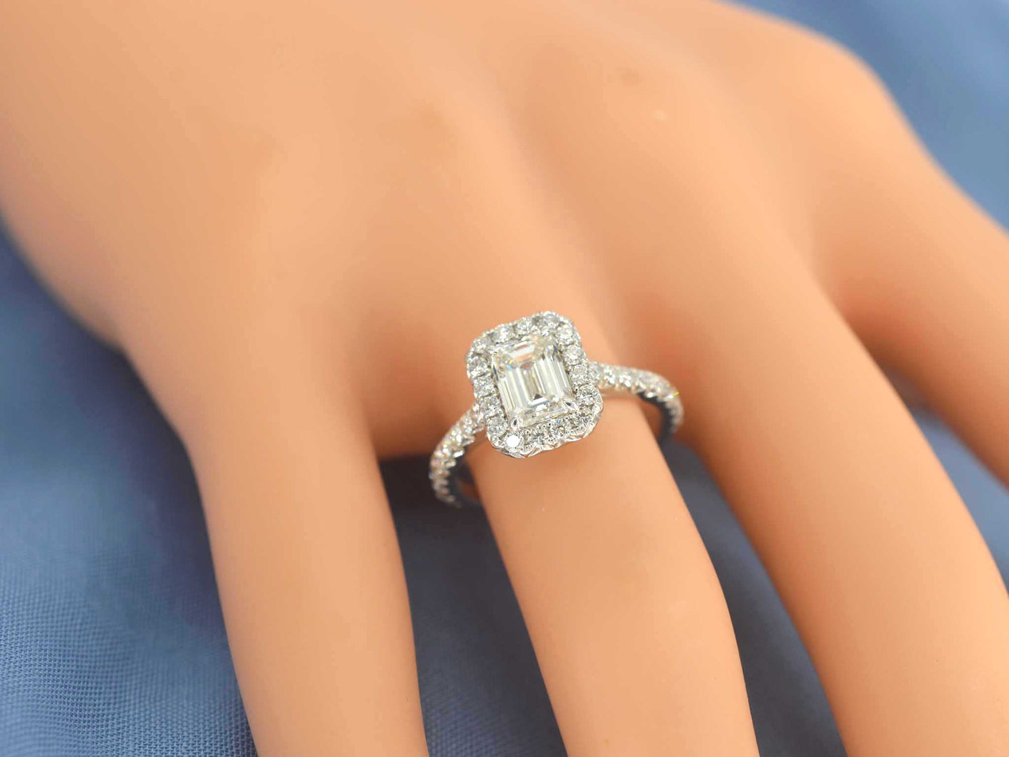 Witgouden entourage ring met een grote emerald diamant